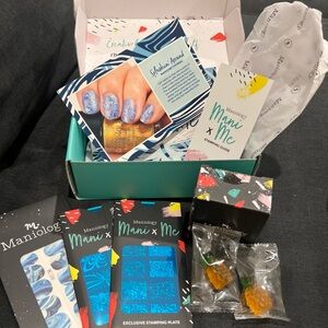 Maniology Mani x Me May 2022 Splashin Around Nail Kit